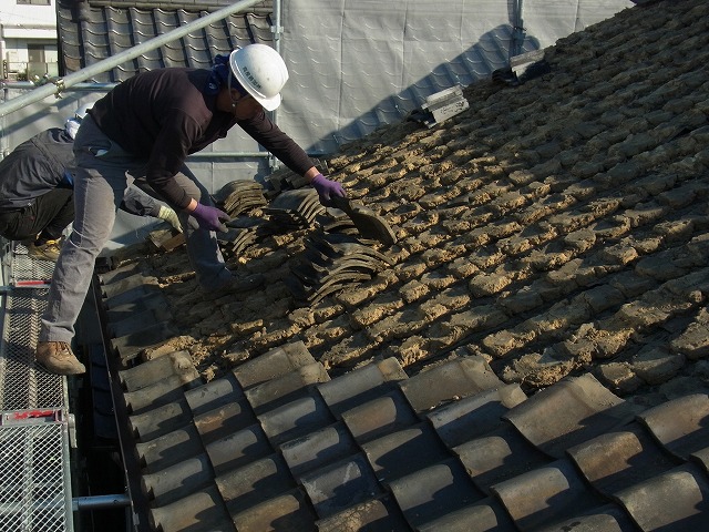 長久手市で重くて地震に弱い土葺きの瓦屋根を葺き替えのために撤去しクレーンで荷下ろし